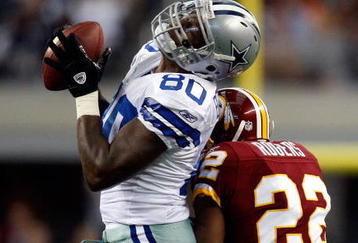 ARLINGTON, TX - NOVEMBER 22:  Wide receiver Martellus Bennett #80 of the Dallas Cowboys makes a pass reception against Carlos Rogers #22 of the Washington Redskins at Dallas Cowboys Stadium on November 22, 2009 in Arlington, Texas.  (Photo by Ronald Martinez/Getty Images)
