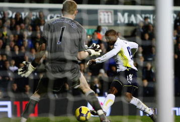 LONDON, ENGLAND - NOVEMBER 22:  Jermain Defoe of Tottenham Hotspur scores his fifth goal during the Barclays Premier League match between Tottenham Hotspur and Wigan Athletic at White Hart Lane on November 22, 2009 in London, England.  (Photo by Clive Rose/Getty Images)