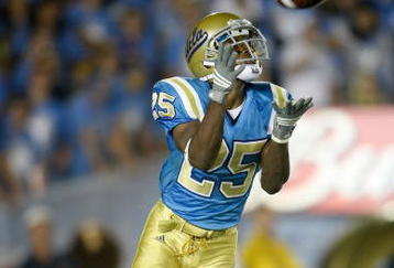 PASADENA, CA - SEPTEMBER 19:  Damien Thigpen #25 of the UCLA Bruins returns with the ball against the Kansas State Wildcats at the Rose Bowl on September 19, 2009 in Pasadena, California.  (Photo by Jeff Gross/Getty Images)