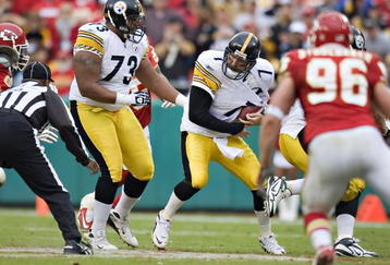 KANSAS CITY, MO - NOVEMBER 22: Quarterback Ben Roethlisberger #7 of the Pittsburgh Steelers tries to avoid a sack in NFL game action against the Kansas City Chiefs at Arrowhead Stadium on November 22, 2009 in Kansas City, Missouri.  The Chiefs defeated the Steelers 27-24.  (Photo by Wesley Hitt/Getty Images)
