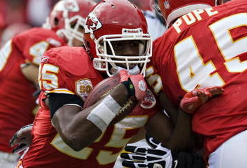 KANSAS CITY, MO - NOVEMBER 22: Running back Jamaal Charles #25 of the Kansas City Chiefs runs back the opening kick off against the Pittsburgh Steelers at Arrowhead Stadium on November 22, 2009 Kansas City, Missouri.  (Photo by Wesley Hitt/Getty Images)