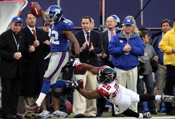 EAST RUTHERFORD, NJ - NOVEMBER 22:  Mario Manningham #82 of the New York Giants runs the ball past Erik Coleman #26 of the Atlanta Falcons after a reception in overtime on November 22, 2009 at Giants Stadium in East Rutherford, New Jersey. The Giants defeated the Falcons 34-31 in overtime.  (Photo by Jim McIsaac/Getty Images)