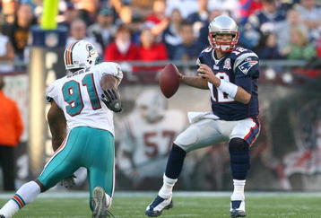 FOXBORO, MA - NOVEMBER 8:  Tom Brady #12 of the New England Patriots looks for an open man against the Miami Dolphins at Gillette Stadium on November 8, 2009 in Foxboro, Massachusetts. (Photo by Jim Rogash/Getty Images)