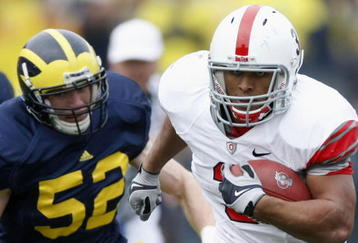 ANN ARBOR, MI - NOVEMBER 21:  Brandon Saine #3 of the Ohio State Buckeyes runs for a second quarter touchdown in front of Kevin Leach #52 of the Michigan Wolverines on November 21, 2009 at Michigan Stadium in Ann Arbor, Michigan.  (Photo by Gregory Shamus/Getty Images)
