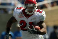 PASADENA, CA - SEPTEMBER 27:  Ryan Matthews #21 of the Frenso State Bulldogs runs with the ball during the game against the UCLA Bruins on September 27, 2008 at the Rose Bowl in Pasadena, California.  (Photo by Stephen Dunn/Getty Images)