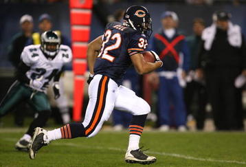 CHICAGO - NOVEMBER 22: Kahlil Bell #32 of the Chicago Bears runs the ball 72 yards against the Philadelphia Eagles at Soldier Field on November 22, 2009 in Chicago, Illinois.  (Photo by Jonathan Daniel/Getty Images)