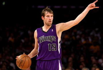LOS ANGELES, CA - DECEMBER 12:  Beno Udrih #19 of the Sacramento Kings sets up the offense against the Los Angeles Lakers on December 12, 2008 at Staples Center in Los Angeles, California.  The Lakers won 112-103.   NOTE TO USER: User expressly acknowledges and agrees that, by downloading and/or using this Photograph, user is consenting to the terms and conditions of the Getty Images License Agreement.  (Photo by Stephen Dunn/Getty Images)