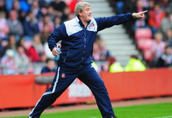 SUNDERLAND, ENGLAND - OCTOBER 17:  Sunderland manager Steve Bruce urges his players on during the Barclays Premier League match between Sunderland and  Liverpool at the Stadium of Light on October 17, 2009 in Sunderland, England.  (Photo by Mike Hewitt/Getty Images)