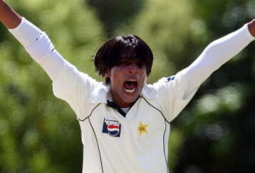 DUNEDIN, NEW ZEALAND - NOVEMBER 24:  Mohammad Aamer of Pakistan appeals for an lbw during day one of the First Test match between New Zealand and Pakistan at University Oval on November 24, 2009 in Dunedin, New Zealand.  (Photo by Hannah Johnston/Getty Images)