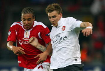 LIEGE, BELGIUM - SEPTEMBER 16:  Nicklas Bendtner of Arsenal battles with Moussa Traore of Standard Liege during the UEFA Champions League Group H match between Standard Liege and Arsenal at the Sclessin Stadium on September 16, 2009 in Liege, Belgium.  (Photo by Jamie McDonald/Getty Images)