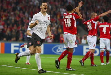 LIEGE, BELGIUM - SEPTEMBER 16:  Thomas Vermaelen of Arsenal celebrates his goal during the UEFA Champions League Group H match between Standard Liege and Arsenal at the Sclessin Stadium on September 16, 2009 in Liege, Belgium.  (Photo by Jamie McDonald/Getty Images)