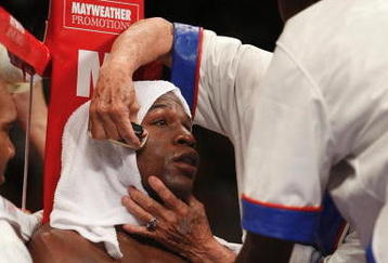LAS VEGAS - SEPTEMBER 19:  Floyd Mayweather Jr. in his corner against Juan Manuel Marquez of Mexico during their welterweight bout at the MGM Grand Garden Arena September 19, 2009 in Las Vegas, Nevada. Mayweather Jr. defeated Marquez by unanimous decision. (Photo by Ethan Miller/Getty Images)