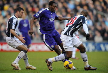 WEST BROMWICH, UNITED KINGDOM - FEBRUARY 07:  Shola Ameobi of Newcastle battles with Paul Robinson and Abdoulaye Meite of West Brom during the Barclays Premier League match between West Bromwich Albion and Newcastle United at The Hawthorns on February 7, 2009 in West Bromwich, England.  (Photo by Christopher Lee/Getty Images)