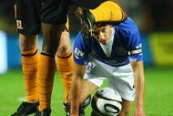 HULL, ENGLAND - SEPTEMBER 23: Leon Osman of Everton looks for a way through the Hull City defence during the Carling Cup Third Round match between Hull City and Everton at the KC Stadium on September 23, 2009 in Hull, England. (Photo by Matthew Lewis/Getty Images)