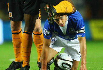 HULL, ENGLAND - SEPTEMBER 23:  Leon Osman of Everton looks for a way through the Hull City defence during the Carling Cup Third Round match between Hull City and Everton at the KC Stadium on September 23, 2009 in Hull, England.  (Photo by Matthew Lewis/Getty Images)