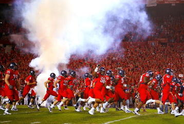 TUCSON, AZ - NOVEMBER 21:  The Arizona Wildcats run out onto the field before the college football game against the Oregon Ducks at Arizona Stadium on November 21, 2009 in Tucson, Arizona. The Ducks defeated the Wildcats 44-41 in second overtime. (Photo by Christian Petersen/Getty Images)