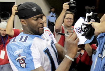 HOUSTON - NOVEMBER 23:  Quarterback Vince Young #10 of the Tennessee Titans signs autographs at the end of the game against the Houston Texans at Reliant Stadium on November 23, 2009 in Houston, Texas. Tennessee defeated Houston 20-17. (Photo by Bob Levey/Getty Images)