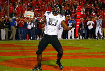 TUCSON, AZ - NOVEMBER 21:  Tight end Ed Dickson #83 of the Oregon Ducks celebrates after scoring the game tying touchdown against the Arizona Wildcats during the final moments of regulation in the college football game at Arizona Stadium on November 21, 2009 in Tucson, Arizona.  (Photo by Christian Petersen/Getty Images)