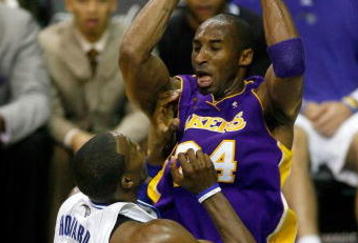 ORLANDO, FL - JUNE 14:  Kobe Bryant #24 of the Los Angeles Lakers passes the ball over Dwight Howard #12 of the Orlando Magic in the first half of Game Five of the 2009 NBA Finals on June 14, 2009 at Amway Arena in Orlando, Florida.  NOTE TO USER:  User expressly acknowledges and agrees that, by downloading and or using this photograph, User is consenting to the terms and conditions of the Getty Images License Agreement.  (Photo by Chris Graythen/Getty Images)