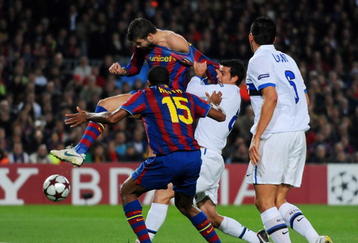 BARCELONA, SPAIN - NOVEMBER 24:  Gerard Pique (2nd L) of FC Barcelona scores his side's opening goal past Thiago Motta (2nd R) of Inter Milan as Seydou Keita (L) of FC Barcelona and Lucio of Inter Milan look on during the UEFA Champions League group F match between FC Barcelona and Inter Milan at the Camp Nou Stadium on November 24, 2009 in Barcelona, Spain.  (Photo by Jasper Juinen/Getty Images)