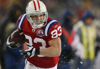 FOXBORO, MA - OCTOBER 18:  Wes Welker #83 of the New England Patriots carries the ball in for a touchdown in the second quarter against the Tennessee Titans on October 18, 2009 at Gillette Stadium in Foxboro, Massachusetts.  (Photo by Elsa/Getty Images)