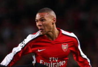 LONDON, ENGLAND - NOVEMBER 04:  Kieran Gibbs of Arsenal beats Jeremain Lens of AZ Alkmaar to the header during the UEFA Champions League Group H match between Arsenal and AZ Alkmaar at the Emirates Stadium on November 4, 2009 in London, England.  (Photo by Phil Cole/Getty Images)