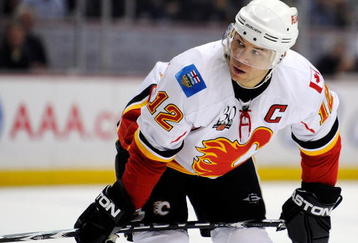 ANAHEIM, CA - NOVEMBER 23:  Jarome Iginla #12 of the Calgary Flames in action against the Anaheim Ducks during the NHL game at the Honda Center on November 23, 2009 in Anaheim, California.  (Photo by Kevork Djansezian/Getty Images)