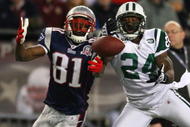 FOXBORO, MA - NOVEMBER 22: Darrelle Revis #24 of the New York Jets defends against Randy Moss #81 of the New England Patriots at Gillette Stadium on November 22, 2009 in Foxboro, Massachusetts. (Photo by Jim Rogash/Getty Images)
