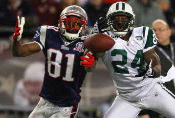 FOXBORO, MA - NOVEMBER 22:  Darrelle Revis #24 of the New York Jets defends against Randy Moss #81 of the New England Patriots at Gillette Stadium on November 22, 2009 in Foxboro, Massachusetts. (Photo by Jim Rogash/Getty Images)
