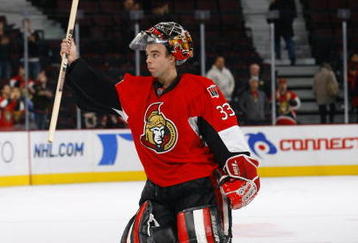 OTTAWA, ON - NOVEMBER 17:  Pascal Leclaire #33 of the Ottawa Senators acknowledges the crowd after being named the games first star against the Toronto Maple Leafs at Scotiabank Place on November 17, 2009 in Ottawa, Canada. (Photo by Phillip MacCallum/Getty Images)