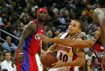 OAKLAND, CA - NOVEMBER 06:  Stephen Curry #30 of the Golden State Warriors drives drives to the basket during their game against the Los Angeles Clippers at Oracle Arena on November 6, 2009 in Oakland, California.  NOTE TO USER: User expressly acknowledges and agrees that, by downloading and/or using this Photograph, User is consenting to the terms and conditions of the Getty Images License Agreement.  (Photo by Ezra Shaw/Getty Images)