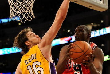 LOS ANGELES, CA - NOVEMBER 19:  Luol Deng #9 of the Chicago Bulls goes to the basket against Pau Gasol #16 of the Los Angeles Lakers during the game on November 19, 2009 at Staples Center in Los Angeles, California.   NOTE TO USER: User expressly acknowledges and agrees that, by downloading and/or using this Photograph, User is consenting to the terms and conditions of the Getty Images License Agreement.   (Photo by Harry How/Getty Images)