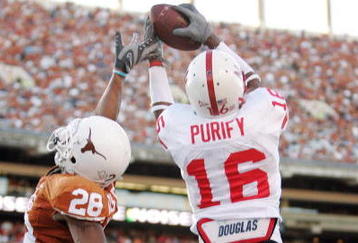 AUSTIN, TX - OCTOBER 27:  Maurice Purify #16 of the Nebraska Cornhuskers grabs a touchdown pass late in the fourth quarter against cornerback Brandon Foster #28 of the Texas Longhorns at Darrell K Royal-Texas Memorial Stadium October 27, 2007 in Austin, Texas.  Texas won 28-25.  (Photo by Brian Bahr/Getty Images)