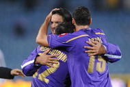 UDINE, ITALY - NOVEMBER 08: Players of ACF Fiorentina celebrate victory with Juan Manuel risco Vargas after the Serie A match between Udinese Calcio and ACF Fiorentina at Stadio Friuli on November 8, 2009 in Udine, Italy. (Photo by Dino Panato/Getty Images)
