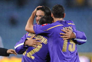 UDINE, ITALY - NOVEMBER 08:  Players of ACF Fiorentina  celebrate victory with Juan Manuel risco Vargas after the Serie A match between Udinese Calcio and ACF Fiorentina at Stadio Friuli on November 8, 2009 in Udine, Italy.  (Photo by Dino Panato/Getty Images)