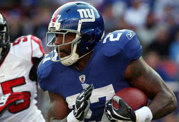 EAST RUTHERFORD, NJ - NOVEMBER 22:  Brandon Jacobs #27 of the New York Giants runs the ball against the Atlanta Falcons on November 22, 2009 at Giants Stadium in East Rutherford, New Jersey.  (Photo by Jim McIsaac/Getty Images)