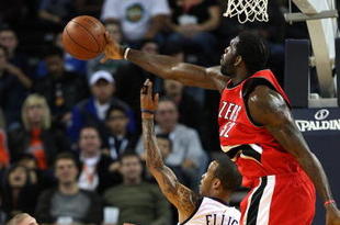 OAKLAND, CA - NOVEMBER 20: Greg Oden #52 of the Portland Trail Blazers blocks a shot by Monta Ellis #8 of the Golden State Warriors during an NBA game at Oracle Arena on November 20, 2009 in Oakland, California. (Photo by Jed Jacobsohn/Getty Images)