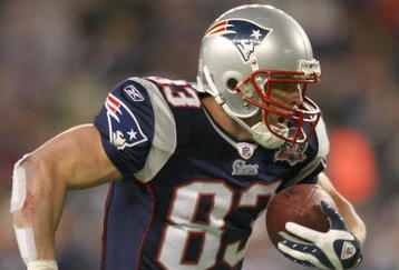 FOXBORO, MA - NOVEMBER 22:  Wes Welker #83 of the New England Patriots gains yardage against the New York Jets at Gillette Stadium on November 22, 2009 in Foxboro, Massachusetts. (Photo by Jim Rogash/Getty Images)