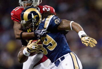 ST. LOUIS - NOVEMBER 22: Steven Jackson #39 of the St. Louis Rams rushes against the Arizona Cardinals at the Edward Jones Dome on November 22, 2009 in St. Louis, Missouri.  (Photo by Dilip Vishwanat/Getty Images)