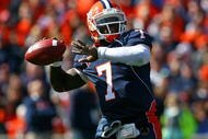CHAMPAIGN, IL - OCTOBER 10: Juice Williams #7 of the Illinois Fighting Illini throws a pass against the Michigan State Spartans on October 10, 2009 at Memorial Stadium at the University of Illinois in Champaign, Illinois. Michigan State defeated Illinois 24-14. (Photo by Jonathan Daniel/Getty Images)