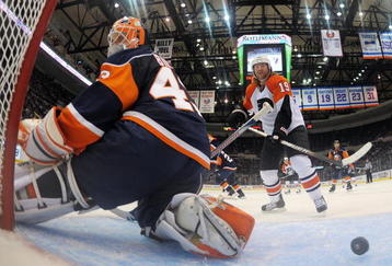 UNIONDALE, NY - NOVEMBER 25: Scott Hartnell #19 of the Philadelphia Flyers watches a shot from Mike Richards go in the net at 19:26 of the second period against the New York Islanders at the Nassau Coliseum on November 25, 2009 in Uniondale, New York. The Flyers defeated the Islanders 2-1. (Photo by Bruce Bennett/Getty Images)