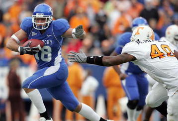 LEXINGTON, KY - NOVEMBER 26:  Jacob Tamme #18 of the Kentucky Wildcats runs with the ball after a reception while defended by Marvin Mitchell #40 of the Tennessee Volunteers on November 26, 2005 at Commonwealth Stadium in Lexington, Kentucky. Tennessee won 27-8.  (Photo by Andy Lyons/Getty Images)