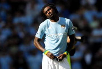 MANCHESTER, ENGLAND - SEPTEMBER 12:  Emmanuel Adebayor of Manchester and William Gallas of Arsenal prepare for the Barclays Premier League match between Manchester City and Arsenal at the City of Manchester Stadium on September 12, 2009 in Manchester, England.  (Photo by Shaun Botterill/Getty Images)