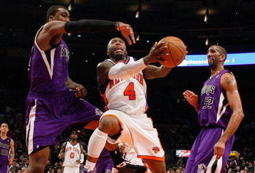 NEW YORK - MARCH 20:  Nate Robinson #4 of the New York Knicks lays the ball up against Donte Greene #20 of the Sacramento Kingson March 20, 2009 at Madison Square Garden in New York City. NOTE TO USER: User expressly acknowledges and agrees that, by downloading and or using this photograph, User is consenting to the terms and conditions of the Getty Images License Agreement.  (Photo by Nick Laham/Getty Images)