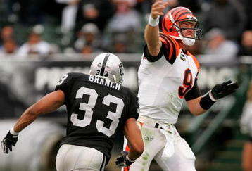 OAKLAND, CA - NOVEMBER 22:  Carson Palmer #9 of the Cincinnati Bengals throws the ball during their game against the Oakland Raiders at Oakland-Alameda County Coliseum on November 22, 2009 in Oakland, California.  (Photo by Ezra Shaw/Getty Images)
