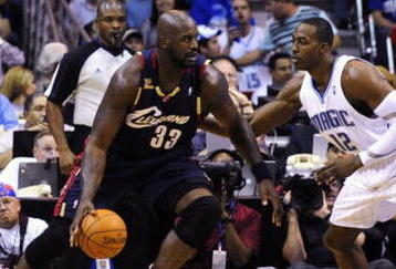 ORLANDO, FL - NOVEMBER 11:  Shaquille O'Neal #33 of the Cleveland Cavaliers looks to maneuver against Dwight Howard #12 of the Orlando Magic during the game on November 11, 2009 at Amway Arena in Orlando, Florida. NOTE TO USER: User expressly acknowledges and agrees that, by downloading and/or using this Photograph, user is consenting to the terms and conditions of the Getty Images License Agreement. (Photo by Sam Greenwood/Getty Images)