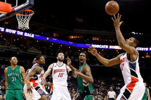 CHARLOTTE, NC - MARCH 16: Chris Bosh #4 of the Toronto Raptors watches as Boris Diaw #32 of the Charlotte Bobcats grabs a rebound during their game at Time Warner Cable Arena on March 16, 2009 in Charlotte, North Carolina. NOTE TO USER: User expressly acknowledges and agrees that, by downloading and/or using this Photograph, user is consenting to the terms and conditions of the Getty Images License Agreement. (Photo by Streeter Lecka/Getty Images)