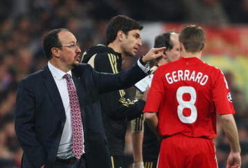 MADRID, SPAIN - FEBRUARY 25:  Manager Rafael benitez gives instructions as Steven Gerrard of Liverpool comes on as a substitute during the Champions League Round of 16, First Leg match between Real Madrid and Liverpool at the Estadio Santiago Bernabeu on February 25, 2009 in Madrid, Spain.  (Photo by Clive Brunskill/Getty Images)