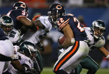 CHICAGO - NOVEMBER 22: Matt Forte #22 of the Chicago Bears runs the ball against the Philadelphia Eagles at Soldier Field on November 22, 2009 in Chicago, Illinois.  (Photo by Jonathan Daniel/Getty Images)