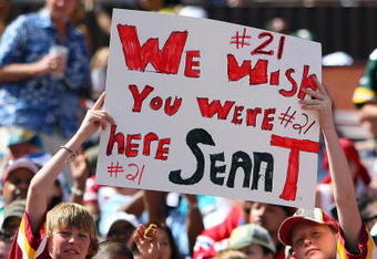 HONOLULU, HI - FEBRUARY 10:  Young fans hold up a sign in memory of Sean Taylor #21 of the NFC's Washington Redskins during the game against the AFC at the 2008 NFL Pro Bowl at Aloha Stadium on February 10, 2008 in Honolulu, Hawaii. (Photo by Paul Spinelli/Getty Images)